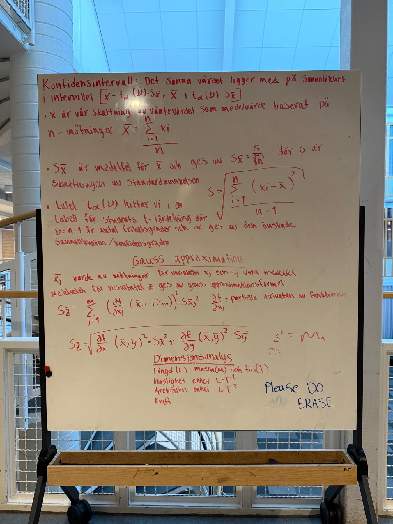 A whiteboard with handwritten notes on statistics and mathematics. Topics include confidence intervals, estimation of expected values, standard deviation, Gauss approximation formula, and dimensional analysis. The board also includes equations and explanations in Swedish. A note at the bottom says “